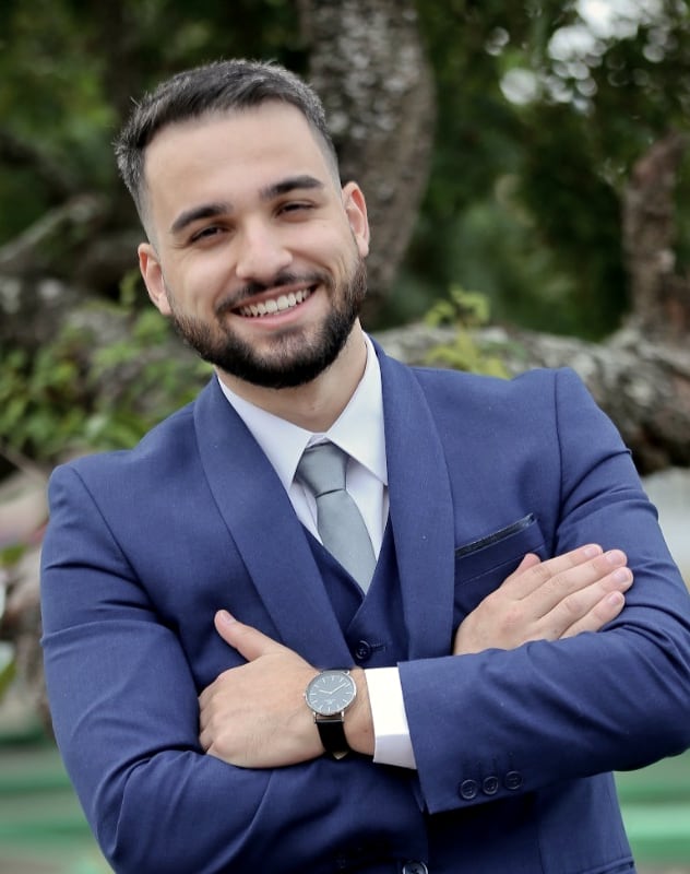 Jean Diego, engenheiro de software, sorrindo de braços cruzados.